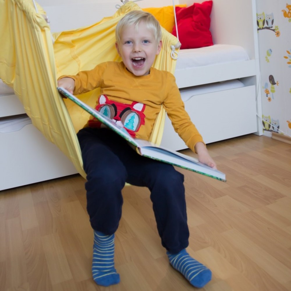 Dětskou textilní houpačku zavěste tak, aby si do ní dítě mohlo pohodlně vlét a posadit se